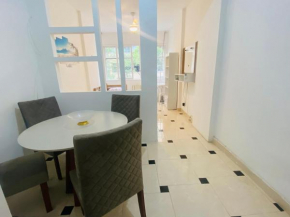 Apartamento completo na QUADRA DA PRAIA EM COPACABANA, 2 camas , ar condicionado, TV NETFLIX, wifi 300MB, pauloangerami PJ160